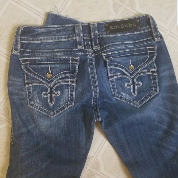 **SOLD**Rock Revival Skinny low rise - Picture 2 of 6